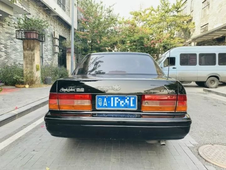 17年皇冠现在值多少钱,老皇冠千禧版多少钱