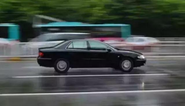 刹车失灵的情况下可以用手刹吗,刹车失灵手刹在左脚怎么自救