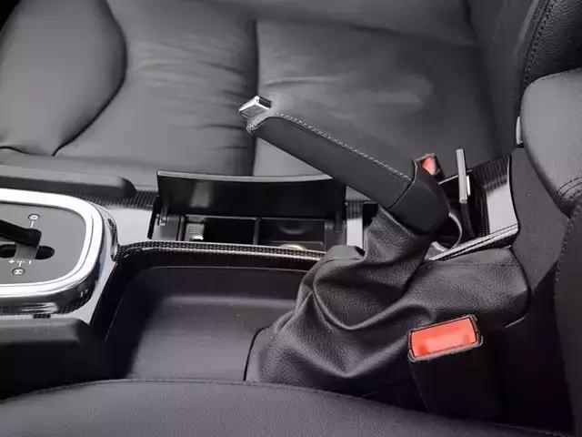 刹车失灵的情况下可以用手刹吗,刹车失灵手刹在左脚怎么自救