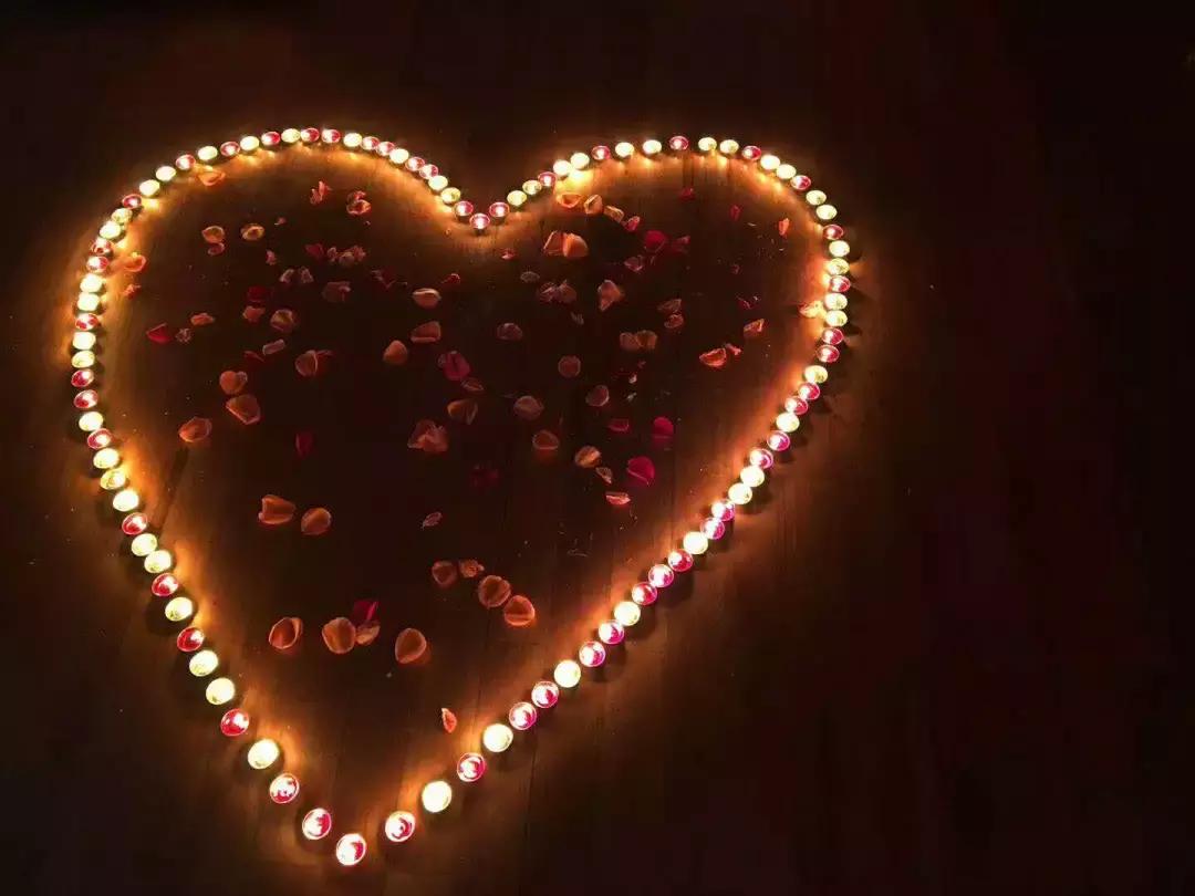 他在众目睽睽之下浪漫的单膝跪地，说“嫁给我！”