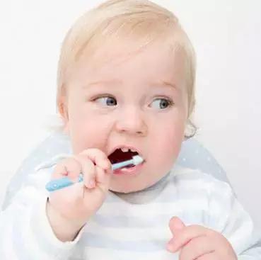 你们都给孩子刷牙吗,你们家18岁孩子刷牙吗