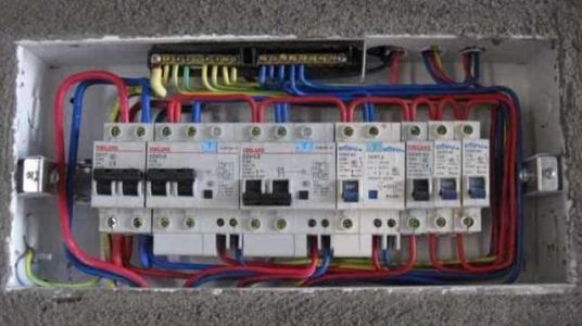 老房电路跳闸怎么解决,家庭电路跳闸的原因和解决方法