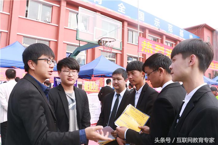 互联网+人才双选会——新华学子踏入职场、挑战高薪的新起点！