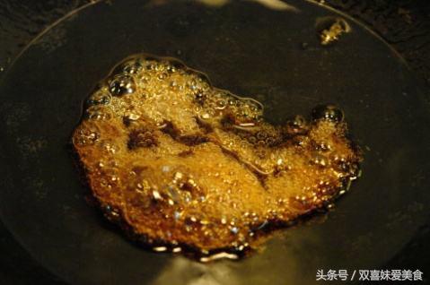 炒糖色加热水的正确方法,炒糖色粘锅是糖放多了还是放少