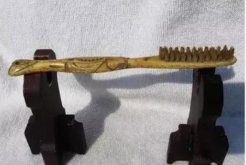 刷了这么多年牙，你知道牙刷是谁发明的吗？