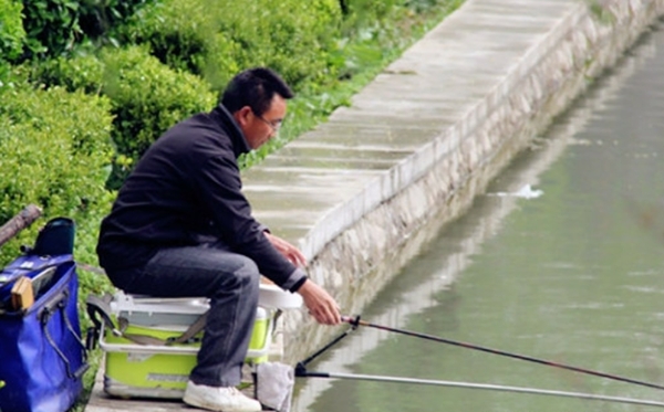 春季钓鱼鱼上浮怎么处理,钓鱼遇到滑鱼怎么办