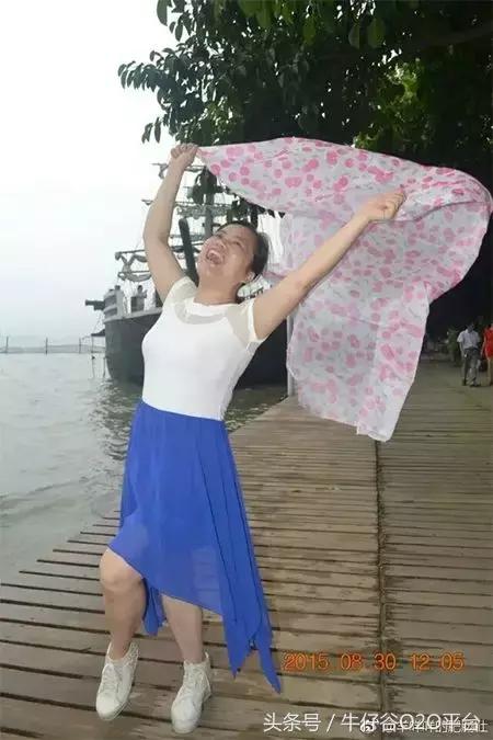 阿姨们照相带7条丝巾上热搜，网友大军忍不住晒出自家妈妈