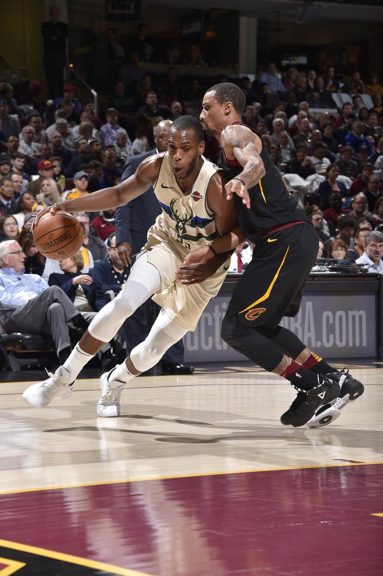 “师弟”让这双鞋在赛场上寿终正寝！IT穿这双鞋说出了湖人总…！