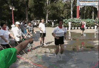 歪果仁误会中国人会武功的例子,歪果仁真的喜欢熊猫吗