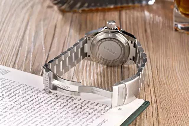 石英表电池漏液能修吗,名牌手表维修内幕曝光