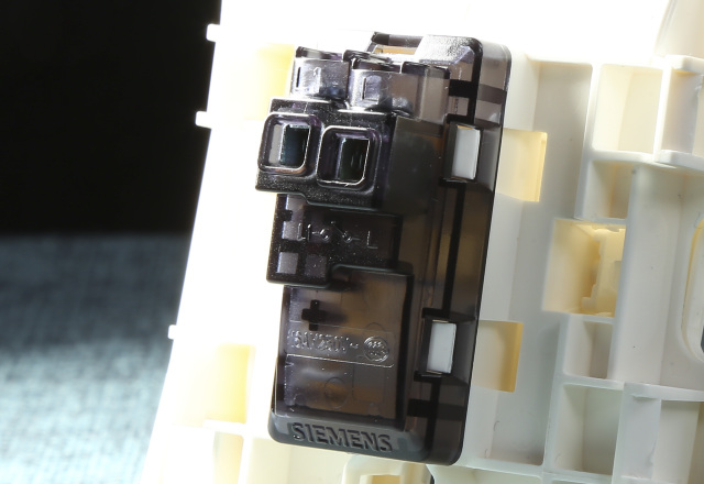 施耐德三开单控无边框开关怎么拆,施耐德无框开关拆卸