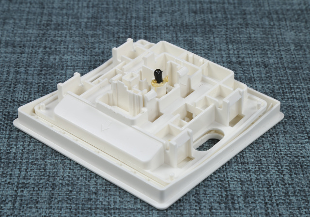 施耐德三开单控无边框开关怎么拆,施耐德无框开关拆卸