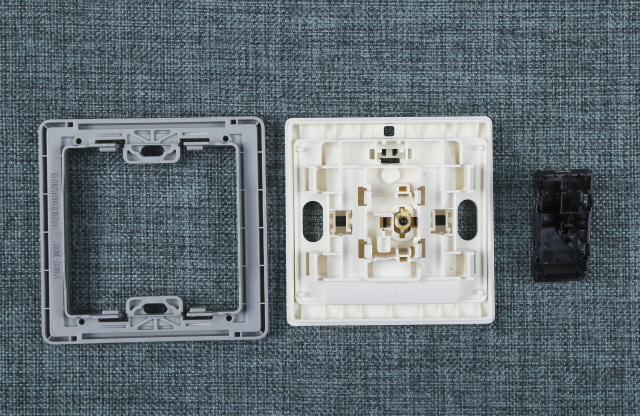 施耐德三开单控无边框开关怎么拆,施耐德无框开关拆卸