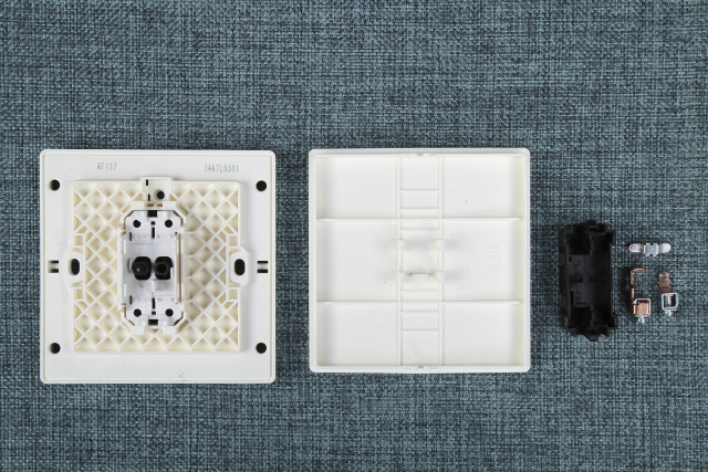 施耐德三开单控无边框开关怎么拆,施耐德无框开关拆卸