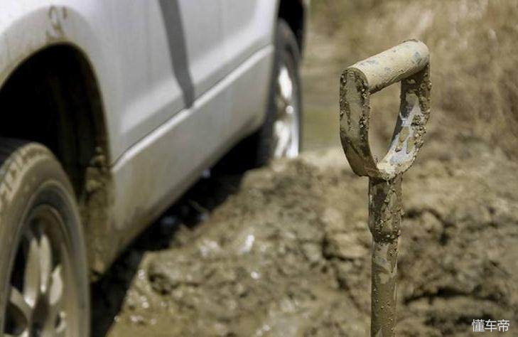 越野车打滑如何自救,越野车走泥路打滑怎么办