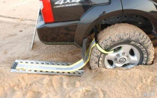 越野车打滑如何自救,越野车走泥路打滑怎么办