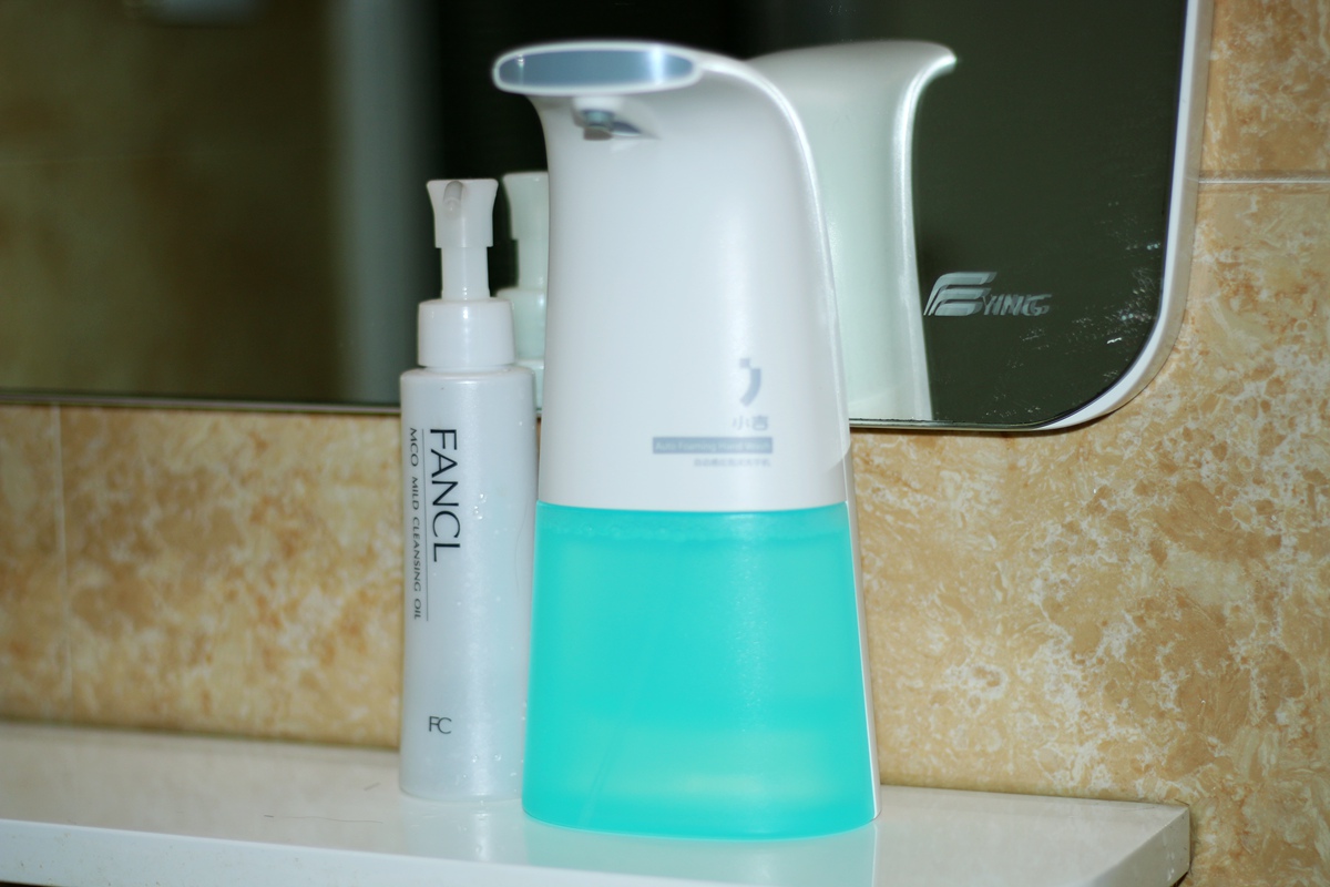 身体下面有白色泡沫流出什么原因,手碰水就起白色小泡泡