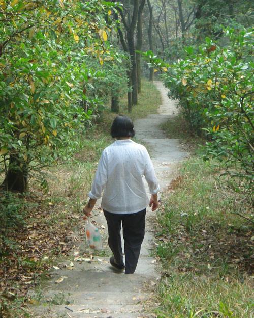 出门在外突然回家父母的反应,回家突然感觉父母老了