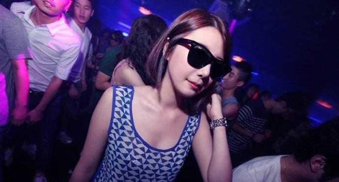 都被骗了，*牙虎**直播作弊，刷iPhone礼物惹众怒