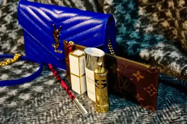 翻包行动|我居然在职场精英小姐姐的包里发现了。。。