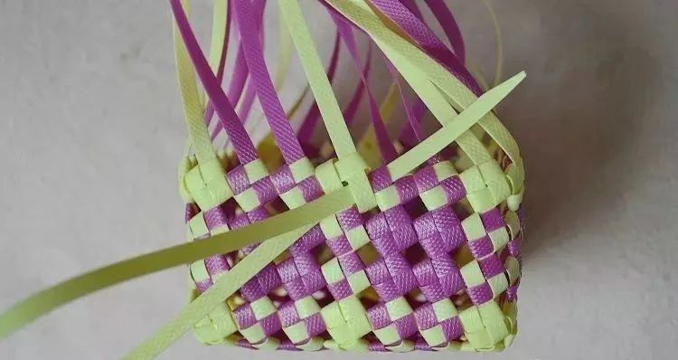 塑料带手工编织篮子收纳筐,塑料袋收纳筐