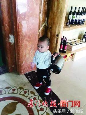 2岁小孩电水壶,2岁8个月的男孩喜欢玩饮水机