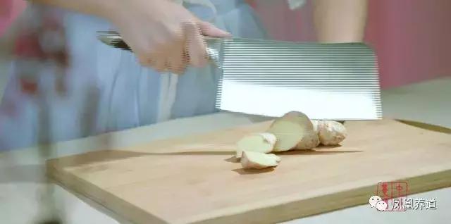 冬天手脚冰凉最怕这碗汤,女人手脚冰凉怕冷煲什么汤