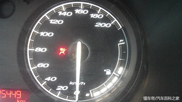 为什么车上有个红灯一直闪,汽车红颜色的感叹号故障码是什么