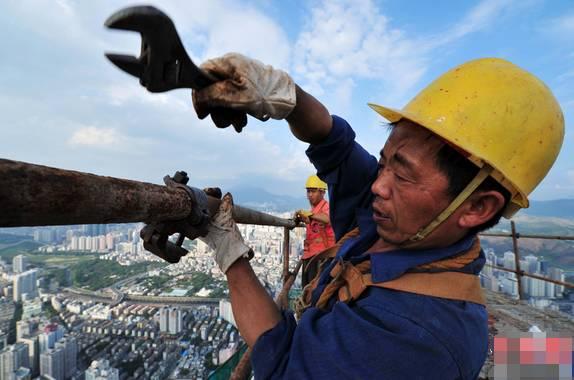 香港工人月薪13万？建筑工越来越值钱，农民工兄弟你达标了吗？