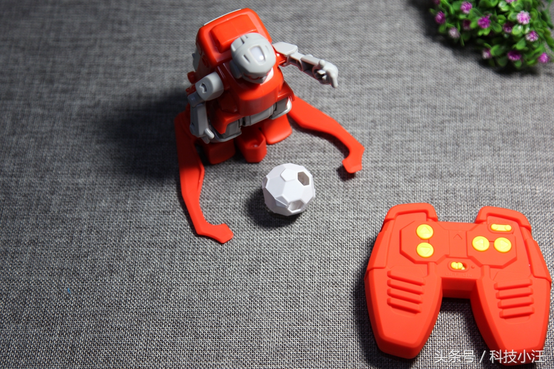 为了圆自己心中的足球梦，入手米家有品众筹的SIMI足球机器人套装