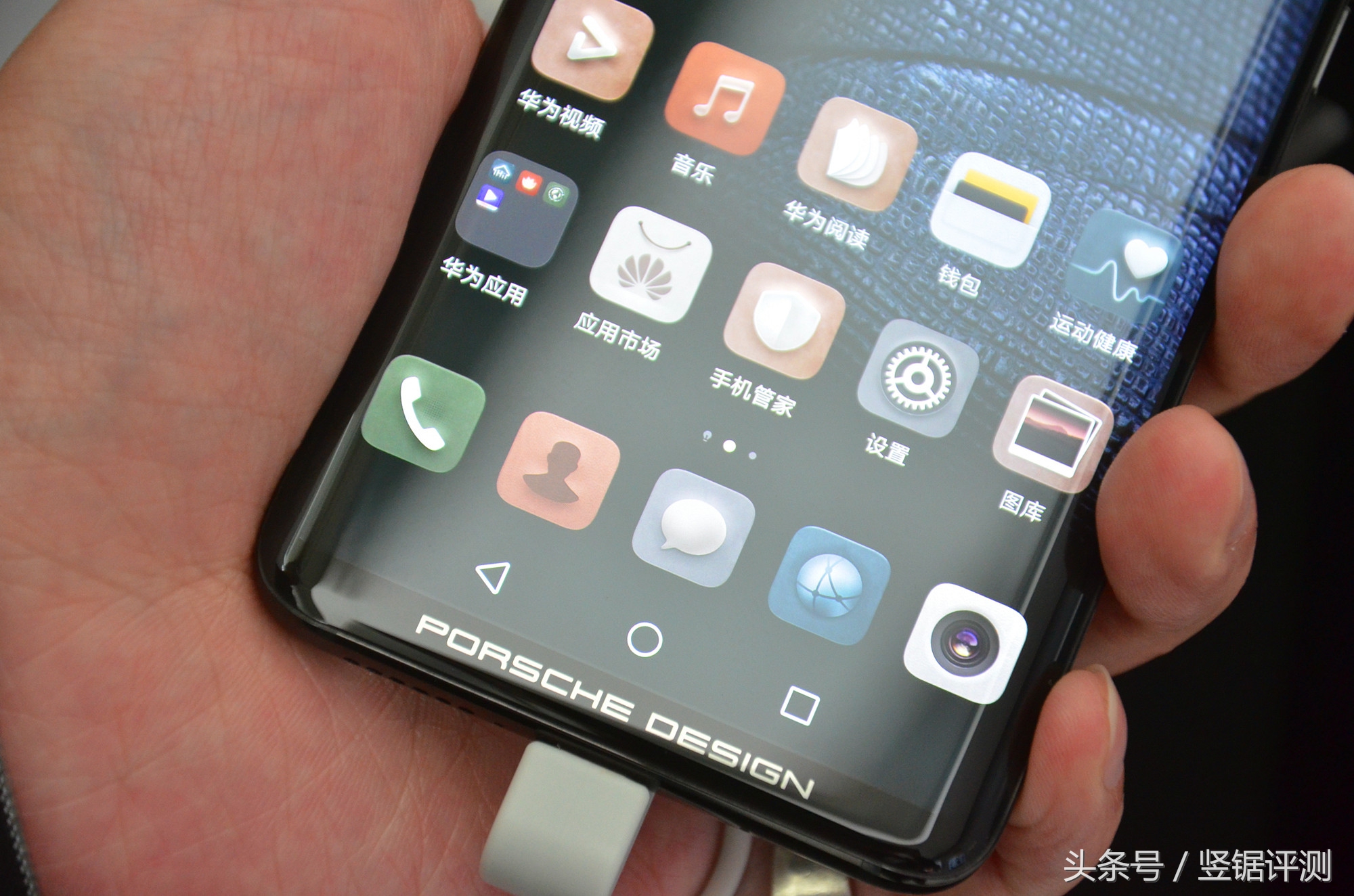 怪兽级配置！国产“最强”机型：华为MateRS保时捷设计简评