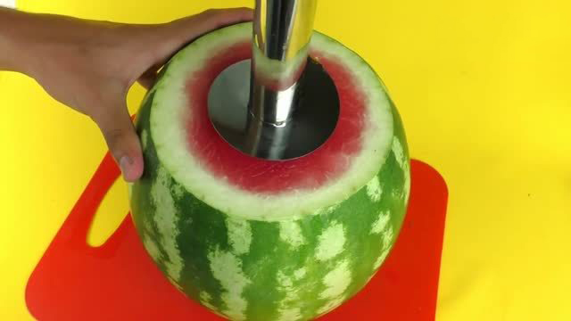 西瓜也可以用刀来剥皮,西瓜可以这么切方便实用
