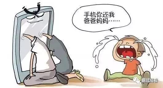 妈妈玩手机孩子被车撞,妈妈低头玩手机孩子被车撞
