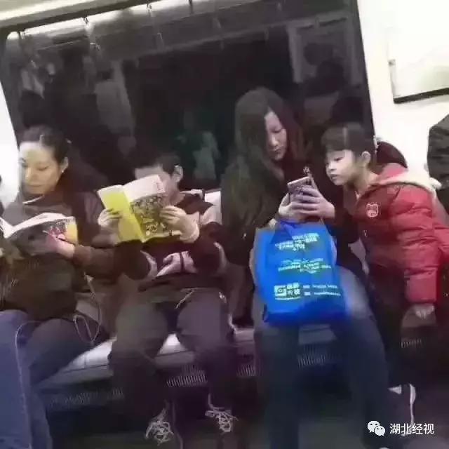 妈妈玩手机孩子被车撞,妈妈低头玩手机孩子被车撞