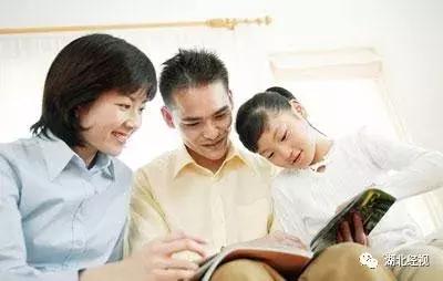 妈妈玩手机孩子被车撞,妈妈低头玩手机孩子被车撞