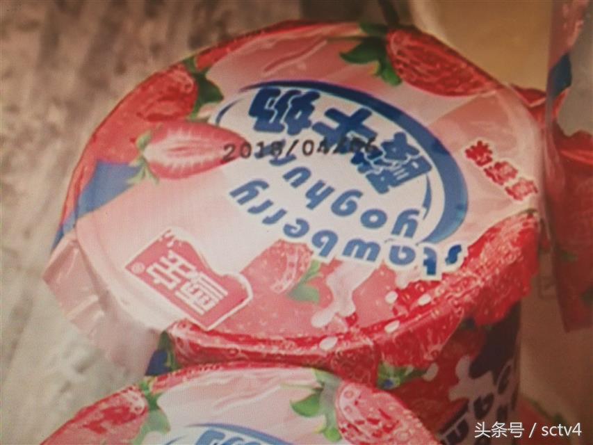 酸奶盖上有绿毛咋回事,酸奶上的绿色霉菌