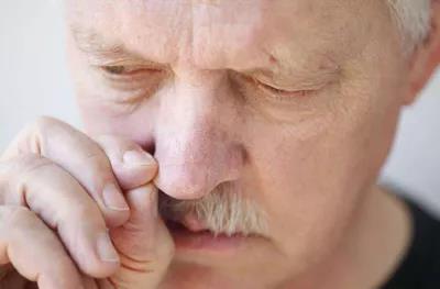 老年人脸色苍白发青怎么回事,卧床老人鼻尖开始发青怎么回事