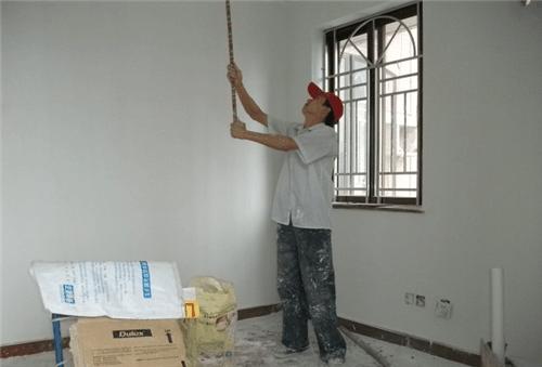 旧房翻新粉刷方法视频,旧房翻新粉刷墙面的步骤