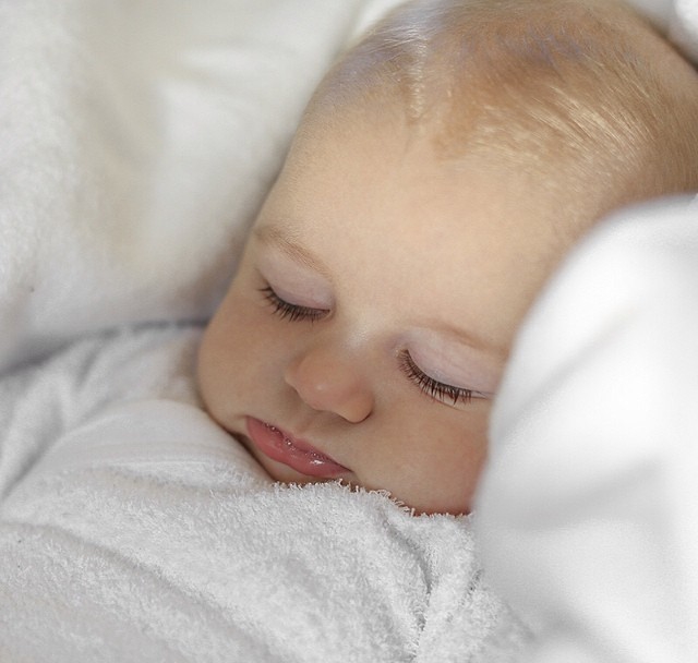 宝宝创意照在家就能拍的,三个月超萌宝宝艺术照