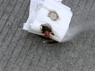 老人点蚊香为什么会烧坏房间,老人点蚊香引燃被子烧毁房间