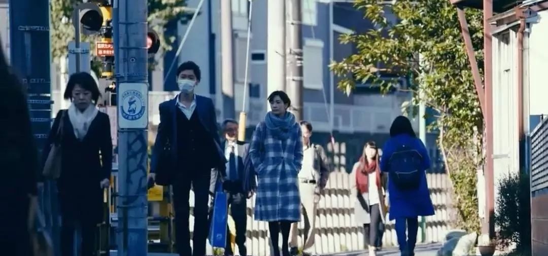 日本穷女人住网咖,日本美女月入50万却住网吧