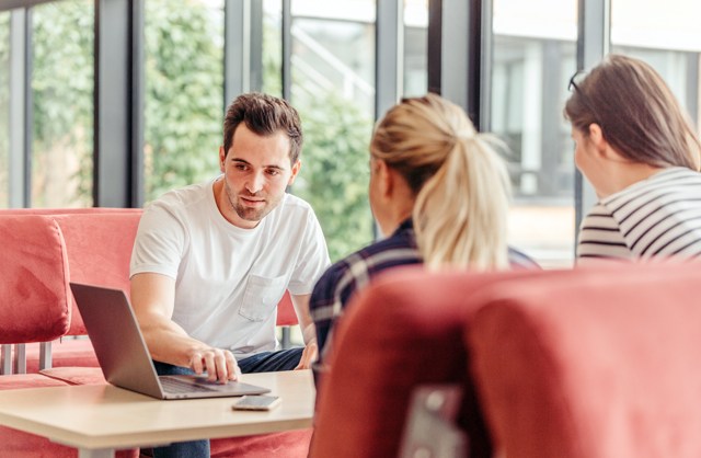 工作中和异性同事接触，既不古板又不会让人多想的3个方法！