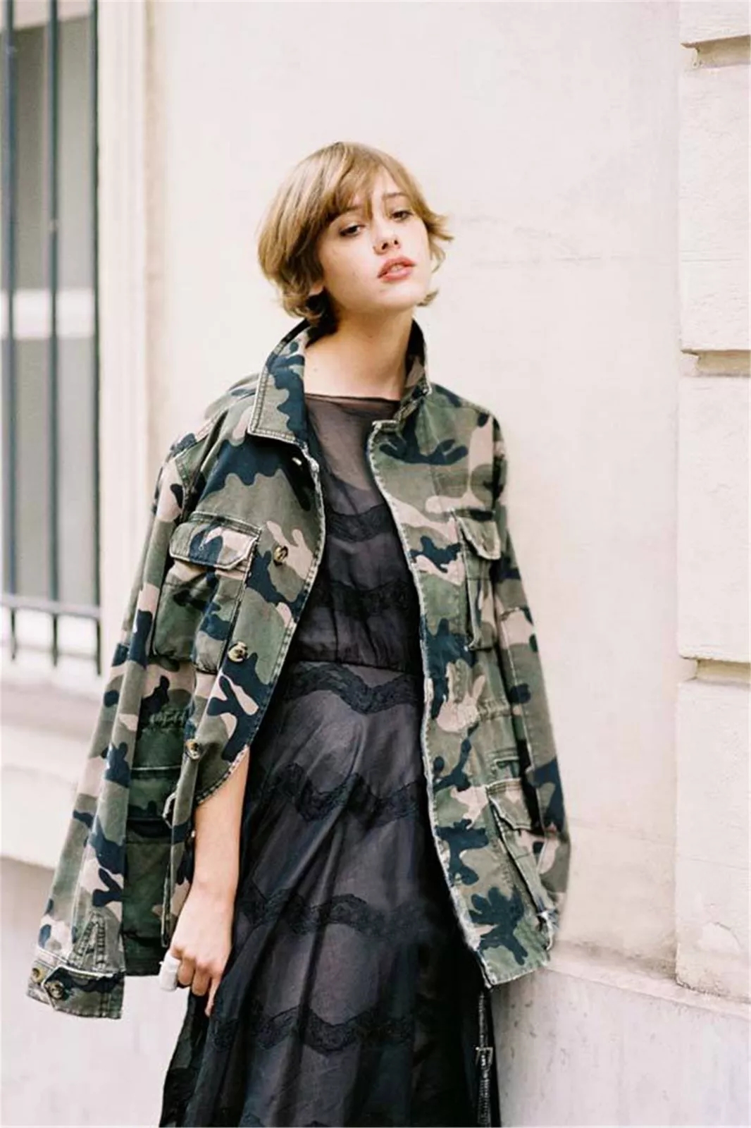 女生秋冬季迷彩外套搭配,好看迷彩服女外套