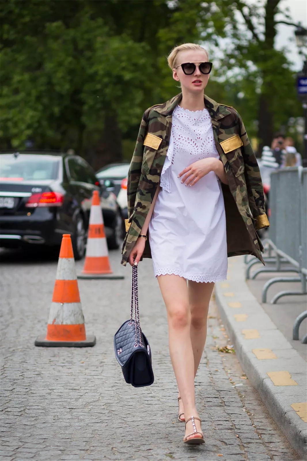 女生秋冬季迷彩外套搭配,好看迷彩服女外套