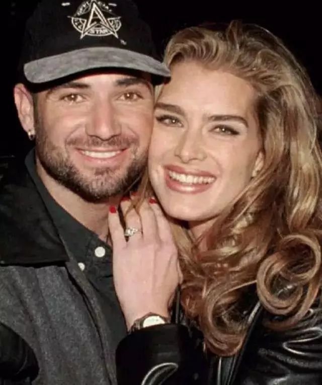 10岁全裸上镜《花花公子》，她的美貌被好莱坞誉为世界第八大奇迹