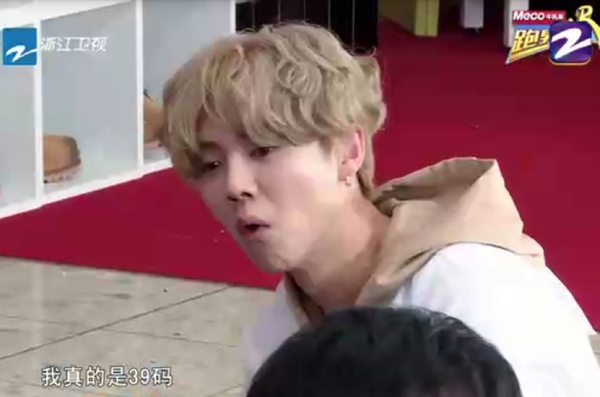 但蓝盈莹脚大到和鹿晗相差无几,蓝盈莹与李晨