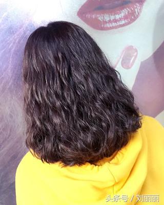 烫发怕老气慵懒锁骨烫时尚又减龄,羊毛卷冷烫怎么烫才不显老气