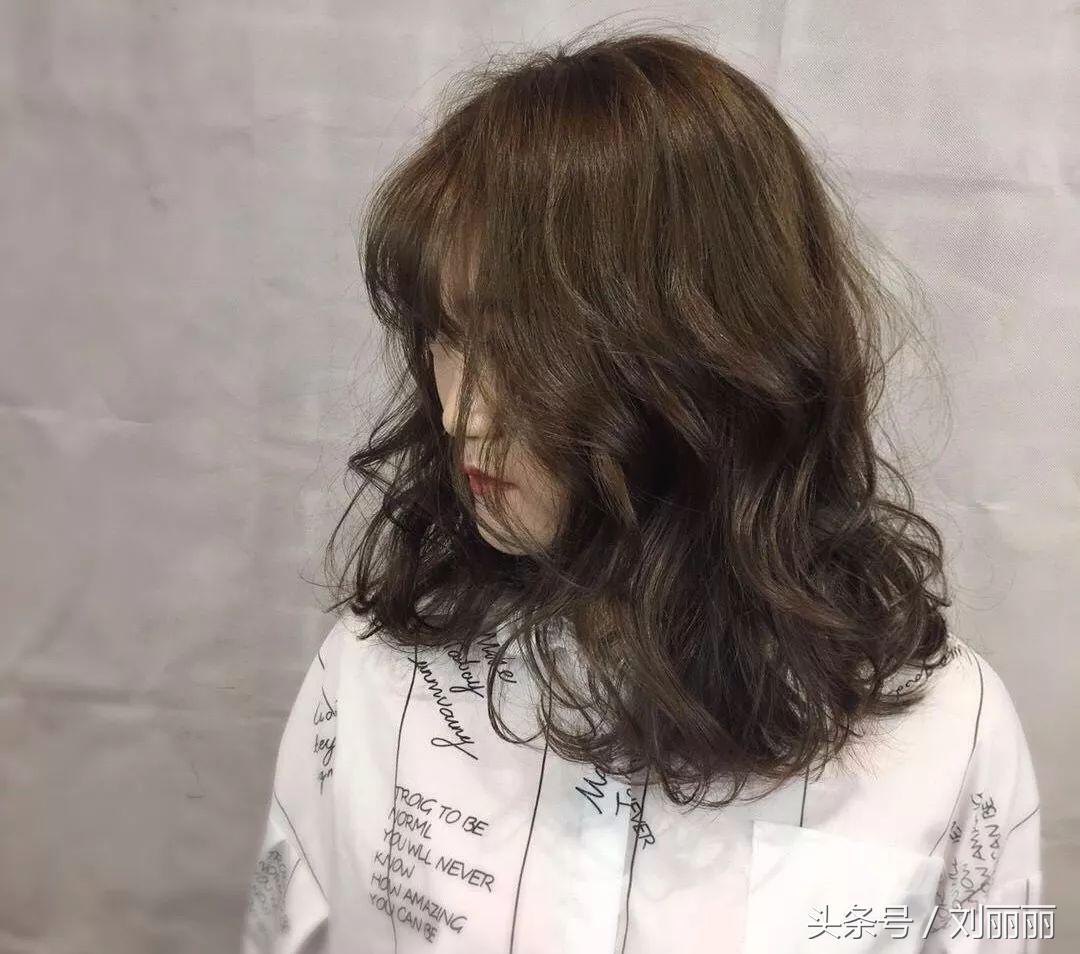 烫发怕老气慵懒锁骨烫时尚又减龄,羊毛卷冷烫怎么烫才不显老气