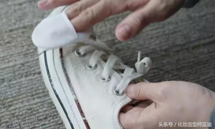 为什么小白鞋洗了晒干后会变黄,帆布小白鞋洗了晒干变黄怎么清洗