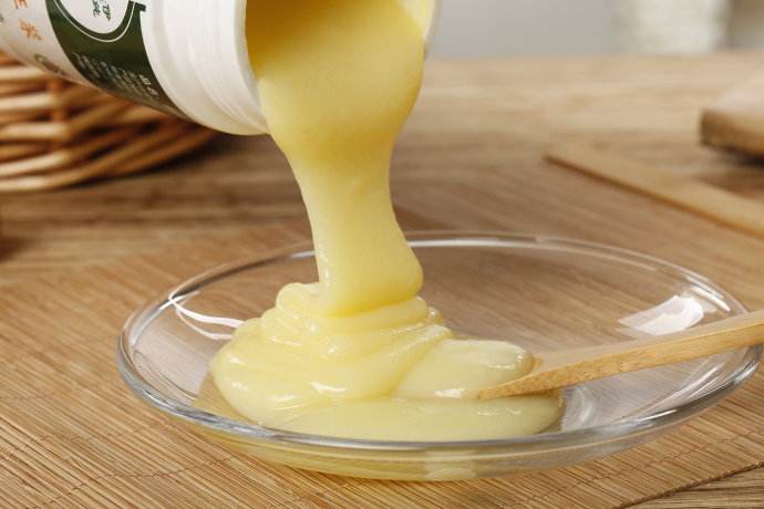 蜂王浆是工蜂的口腔分泌物,蜂王浆喝到嘴是酸的吗